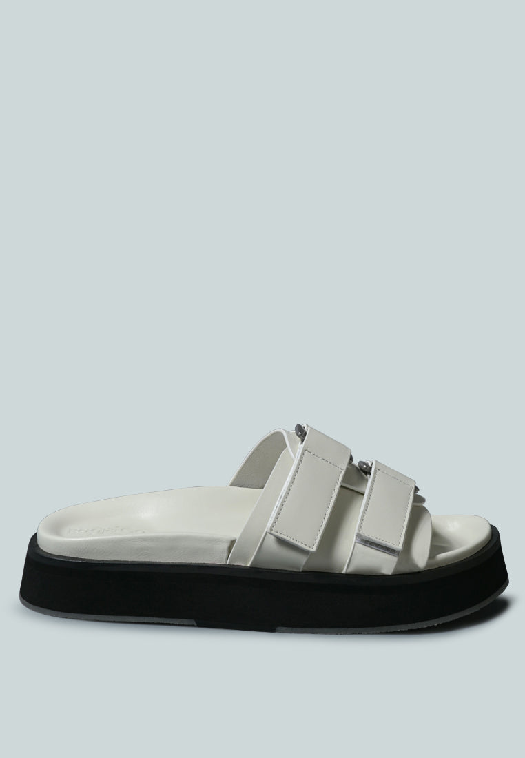 Sandalia sin cordones con plataforma plana y hebilla aniston#color_White