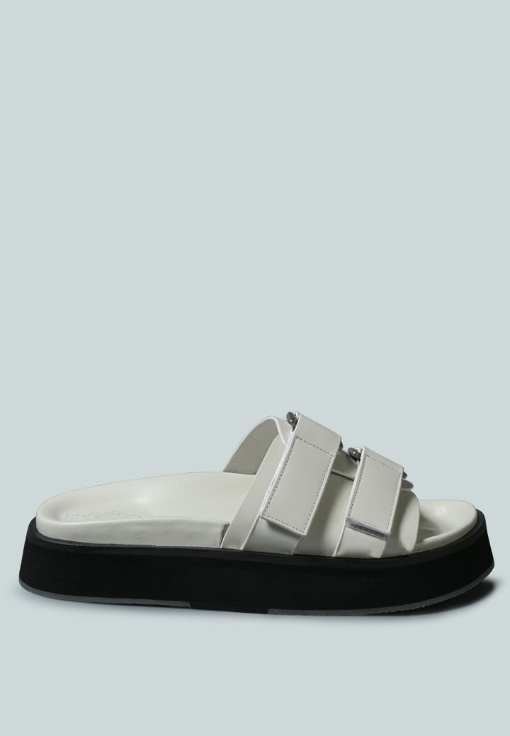 Sandalia sin cordones con plataforma plana y hebilla aniston#color_White