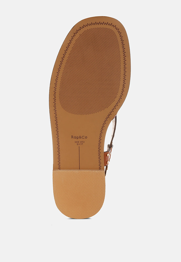 sandalias tipo gladiador planas con tachuelas anémona#color_tan
