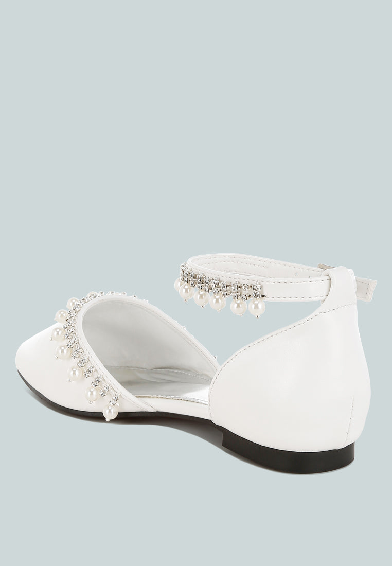 Sandalias planas con correa en el tobillo con perlas y diamantes de imitación aouva#color_white