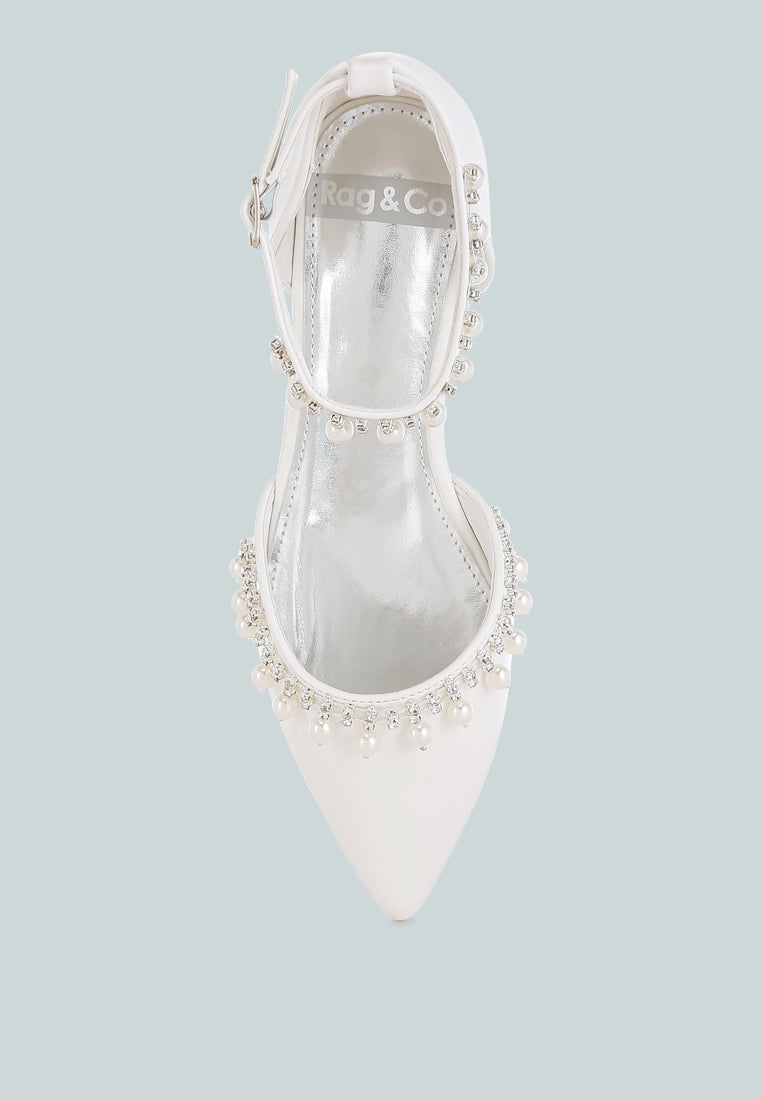 Sandalias planas con correa en el tobillo con perlas y diamantes de imitación aouva#color_white