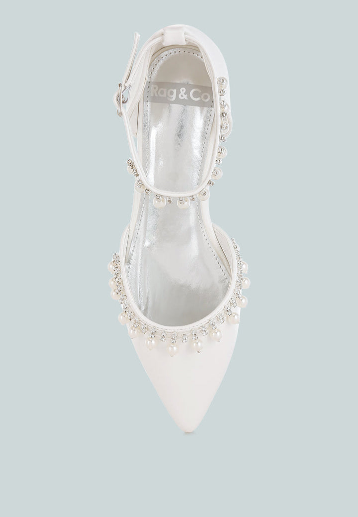 Sandalias planas con correa en el tobillo con perlas y diamantes de imitación aouva#color_white