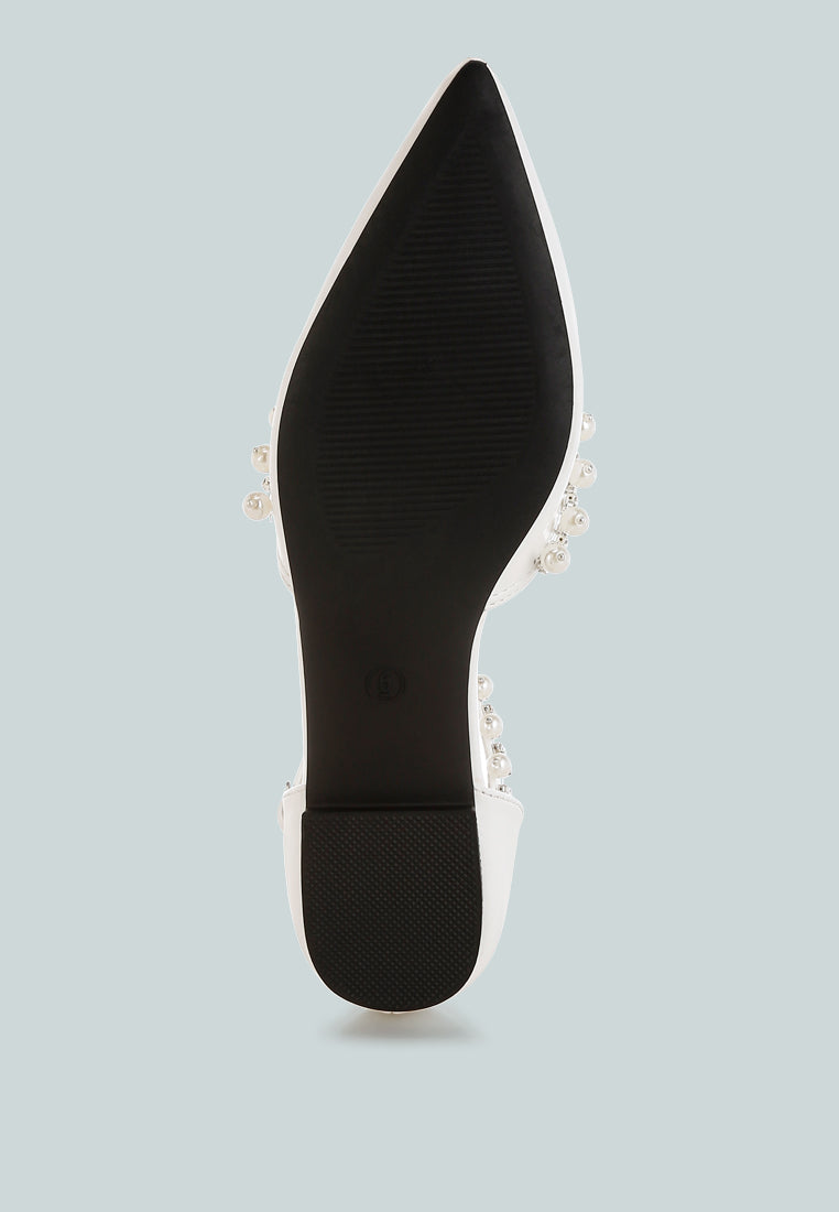 Sandalias planas con correa en el tobillo con perlas y diamantes de imitación aouva#color_white