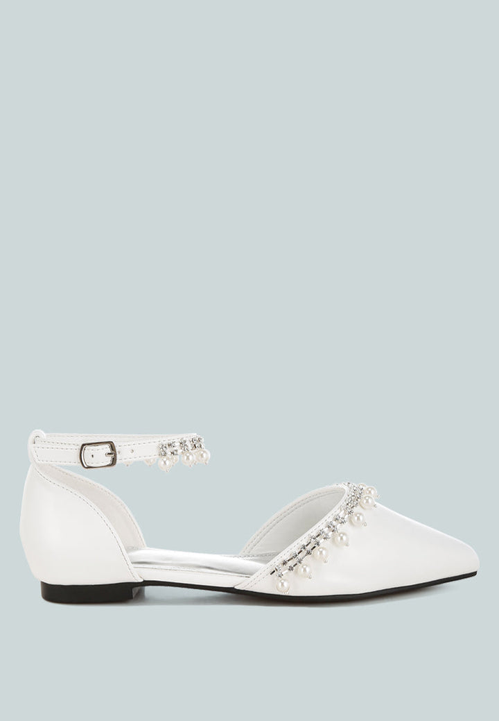 Sandalias planas con correa en el tobillo con perlas y diamantes de imitación aouva#color_white