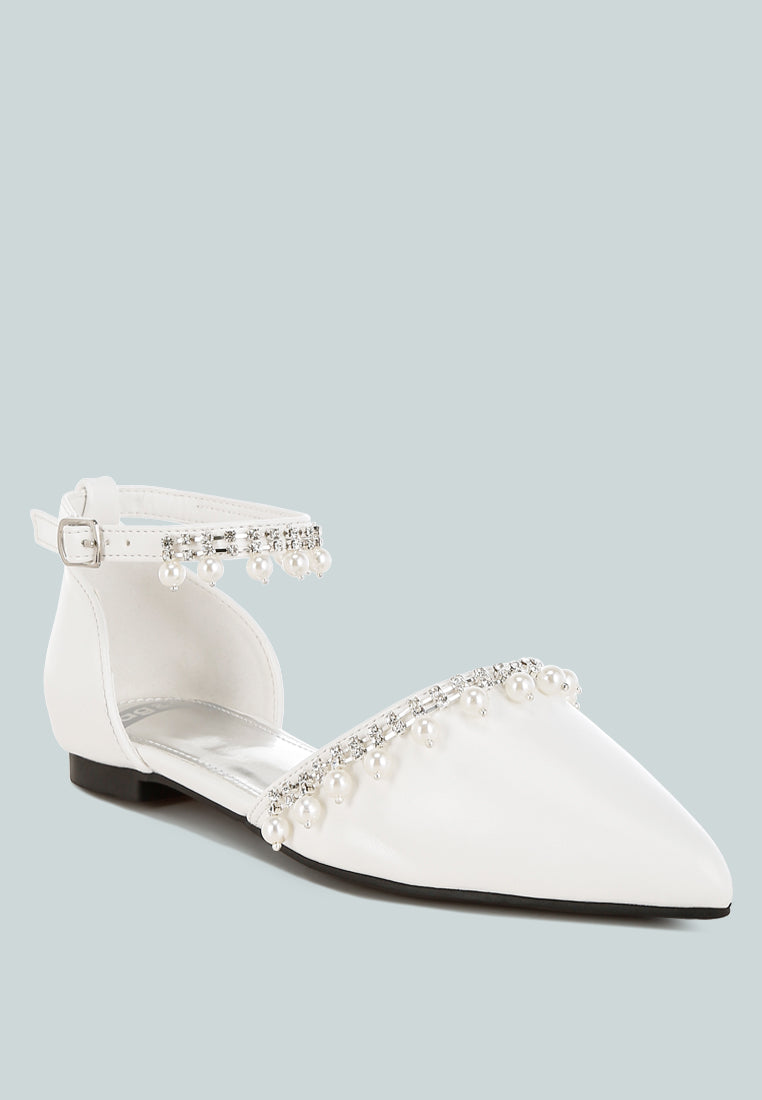 Sandalias planas con correa en el tobillo con perlas y diamantes de imitación aouva#color_white