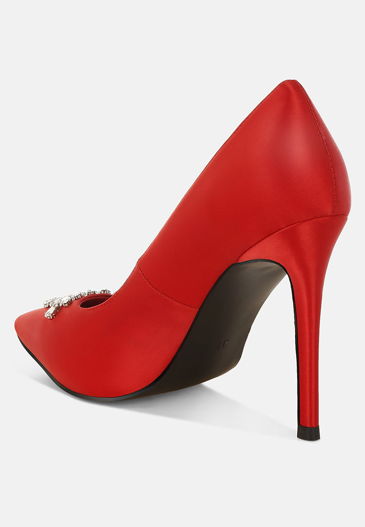 Zapatos de tacón de aguja de satén con adornos de diamantes de imitación ashlyn#color_red