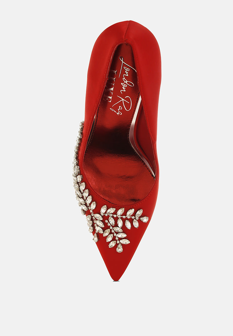 Zapatos de tacón de aguja de satén con adornos de diamantes de imitación ashlyn#color_red
