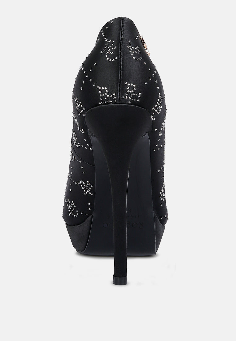 Zapatos de tacón de aguja de raso con monograma Ballard#color_negro