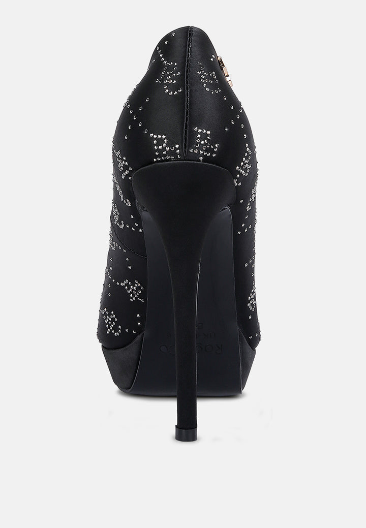 Zapatos de tacón de aguja de raso con monograma Ballard#color_negro