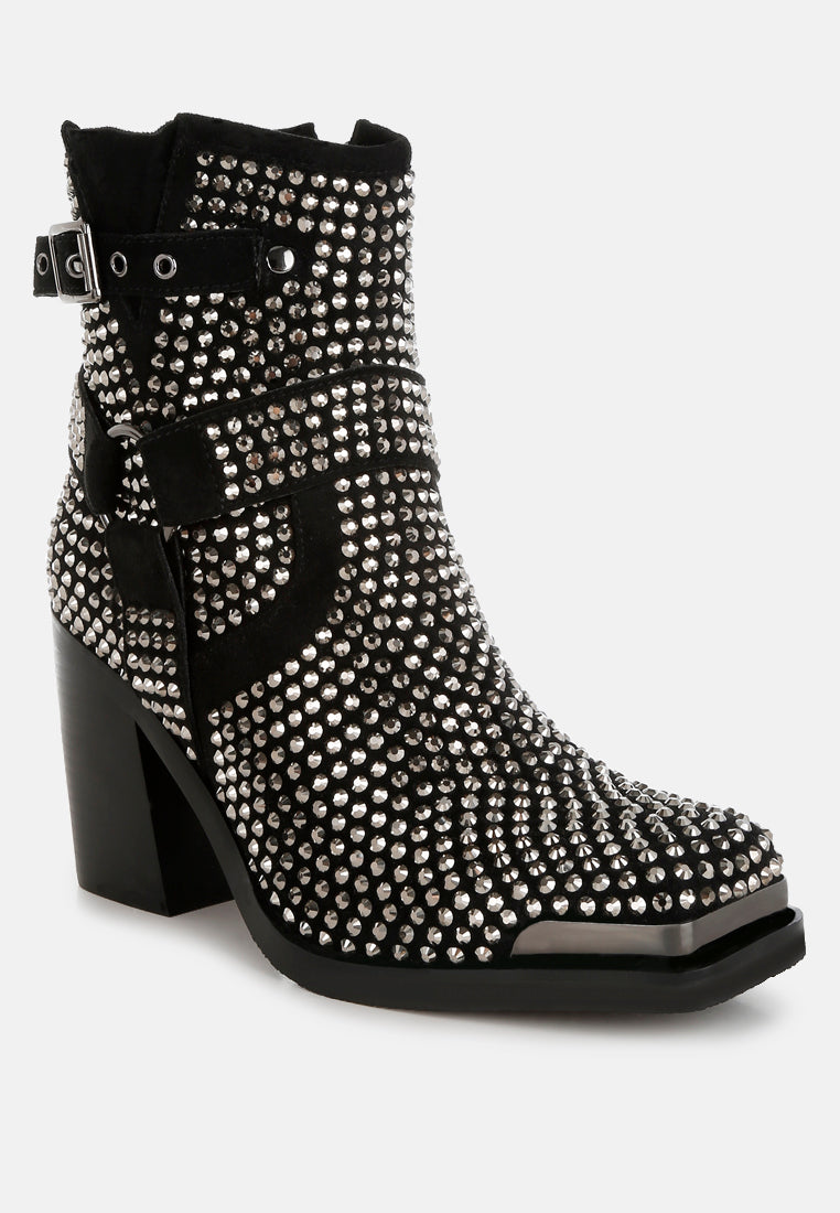 botines con detalle de arnés con tachuelas de babuino#color_negro