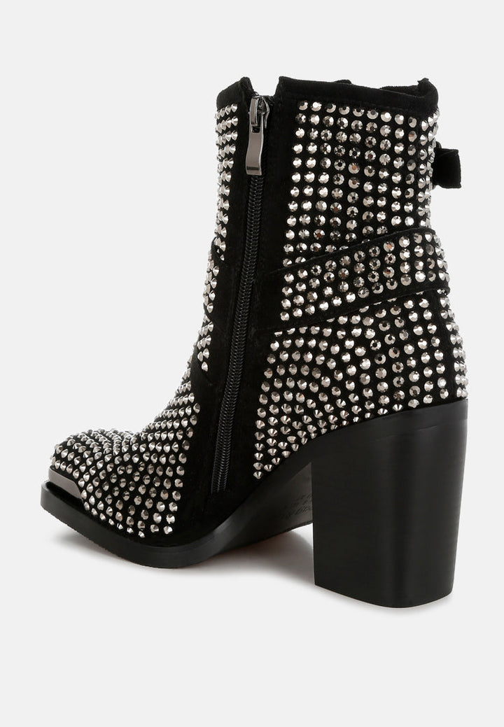 botines con detalle de arnés con tachuelas de babuino#color_negro