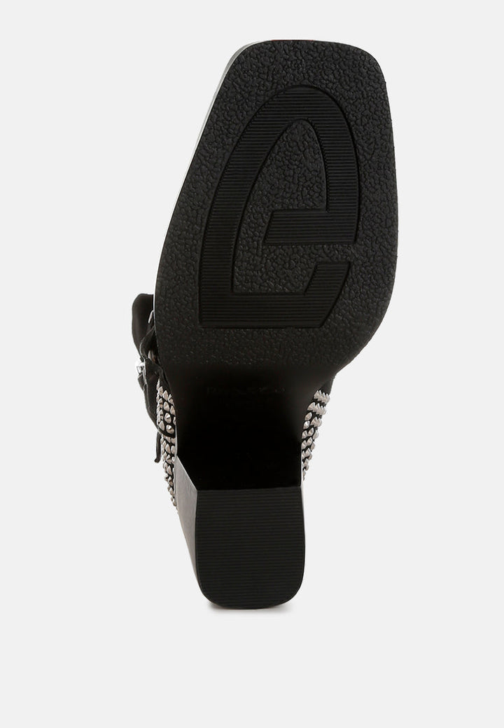 botines con detalle de arnés con tachuelas de babuino#color_negro