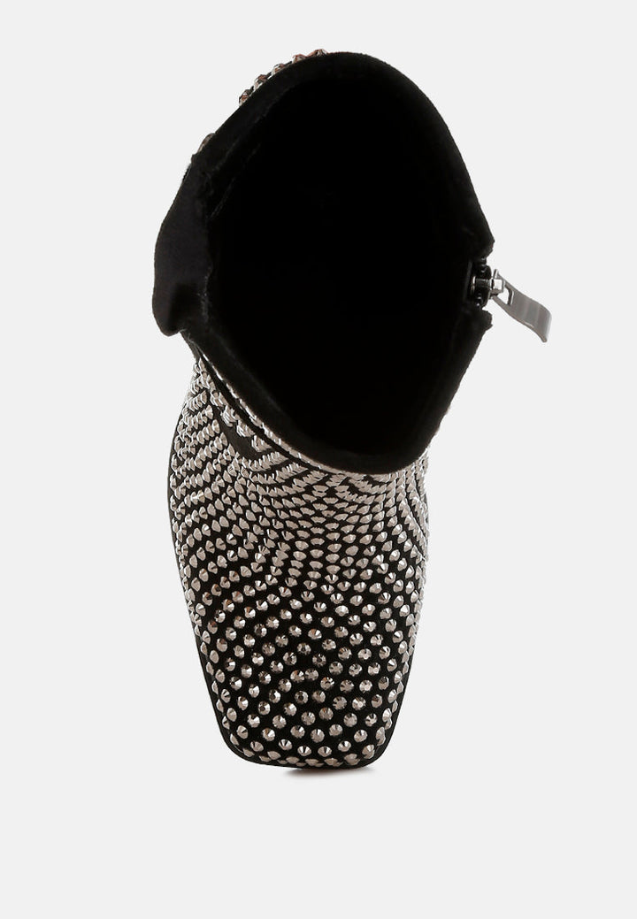 botines con detalle de arnés con tachuelas de babuino#color_negro