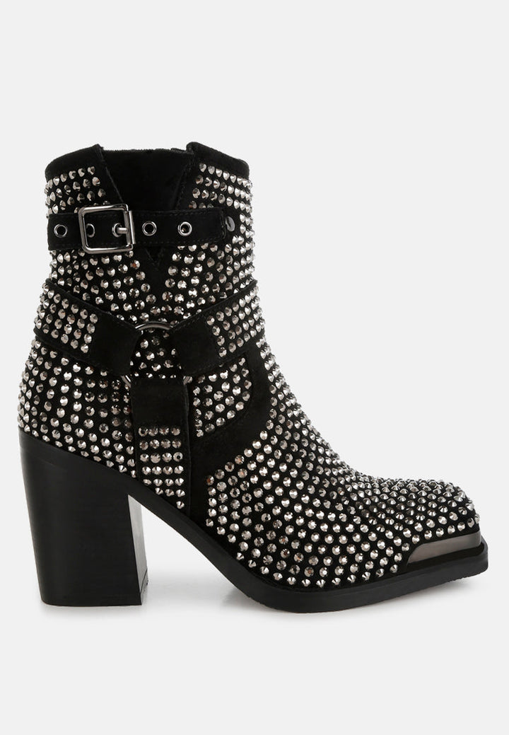 botines con detalle de arnés con tachuelas de babuino#color_negro