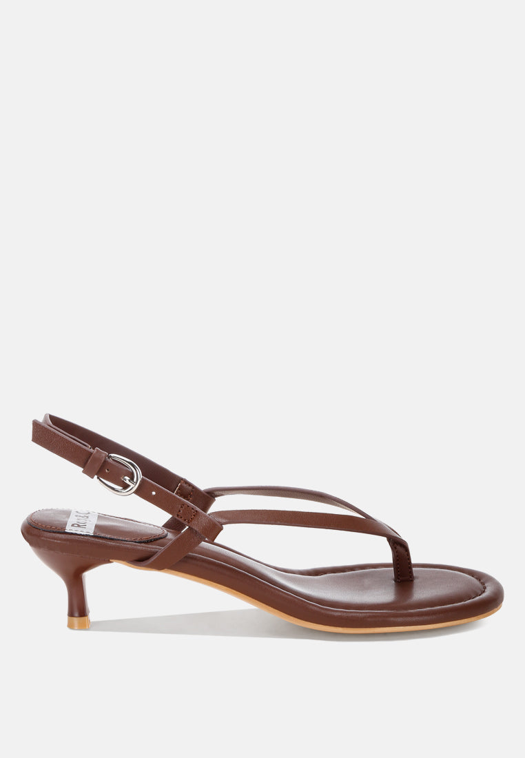 tacones brisbou con tira tipo tanga#color_marron-piel-genuina