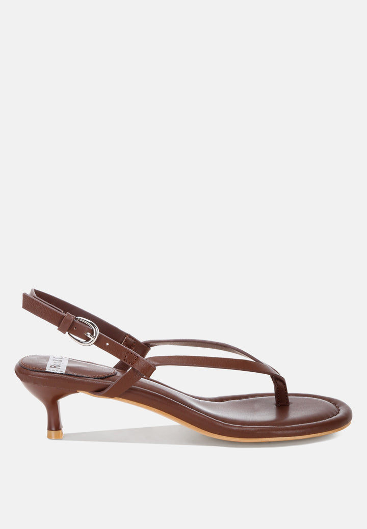 tacones brisbou con tira tipo tanga#color_marron-piel-genuina