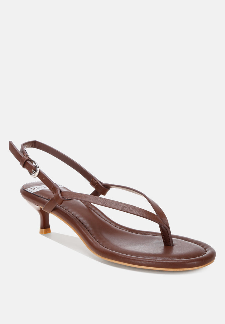 tacones brisbou con tira tipo tanga#color_marron-piel-genuina