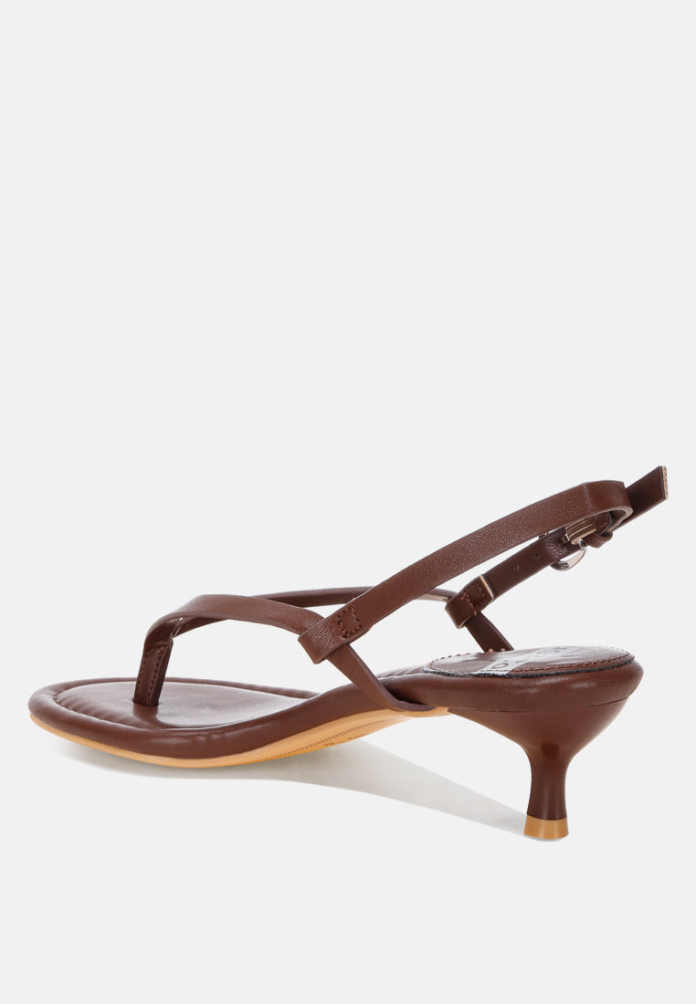 tacones brisbou con tira tipo tanga#color_marron-piel-genuina