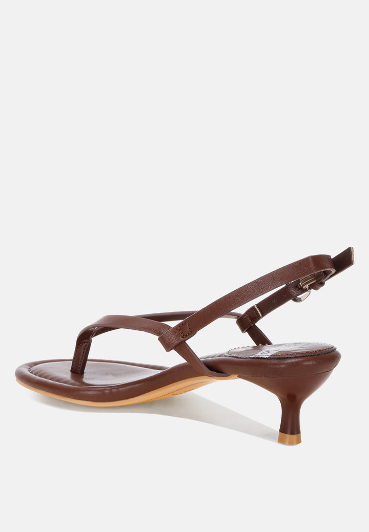 tacones brisbou con tira tipo tanga#color_marron-piel-genuina