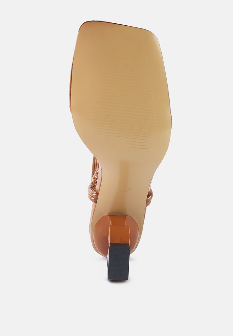 sandalia cassino con tacón de cadena y cordones#color_mocca