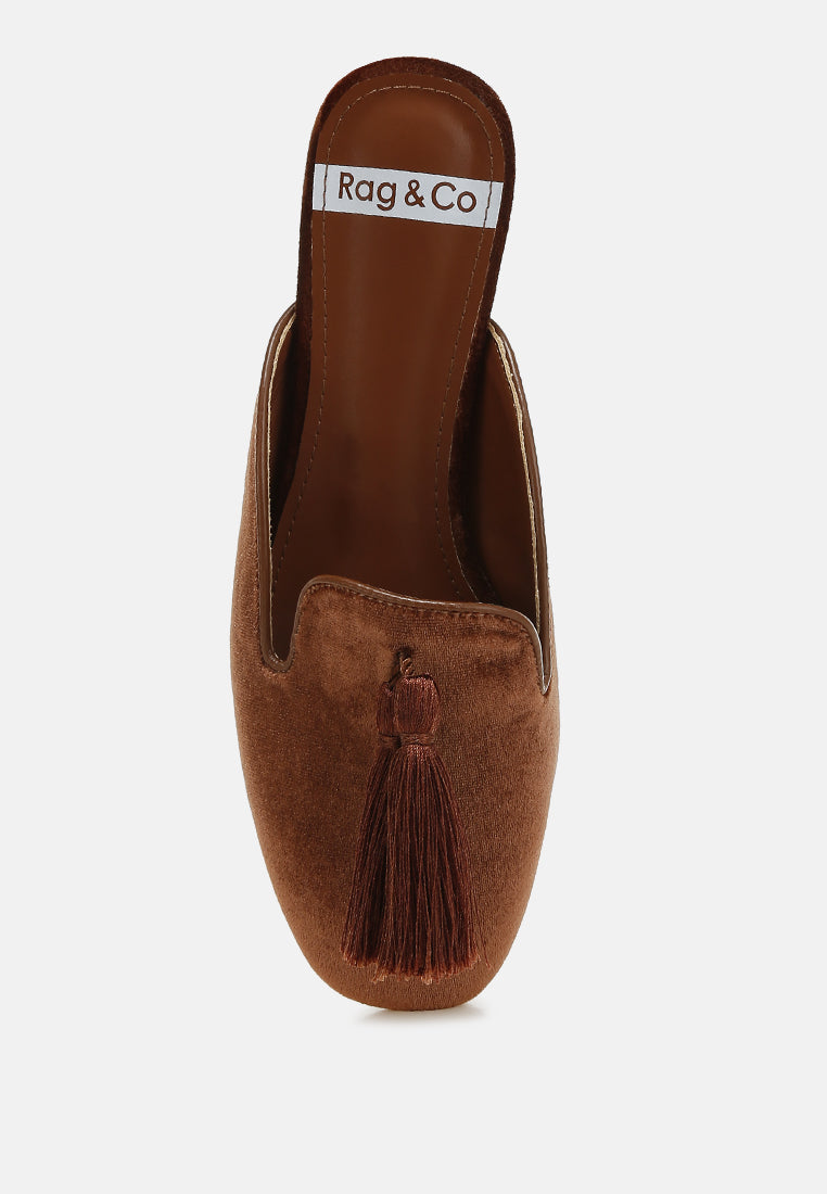mules de terciopelo con detalle de borlas cardenales#color_brown