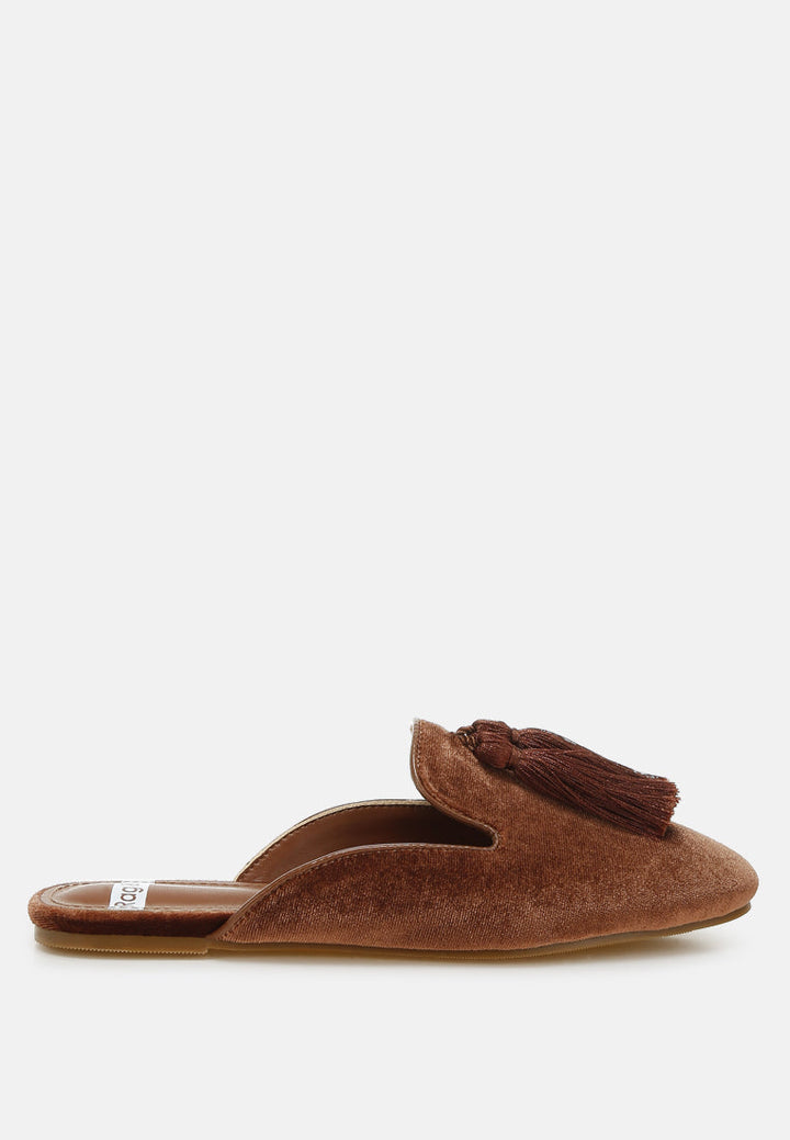 mules de terciopelo con detalle de borlas cardenales#color_brown