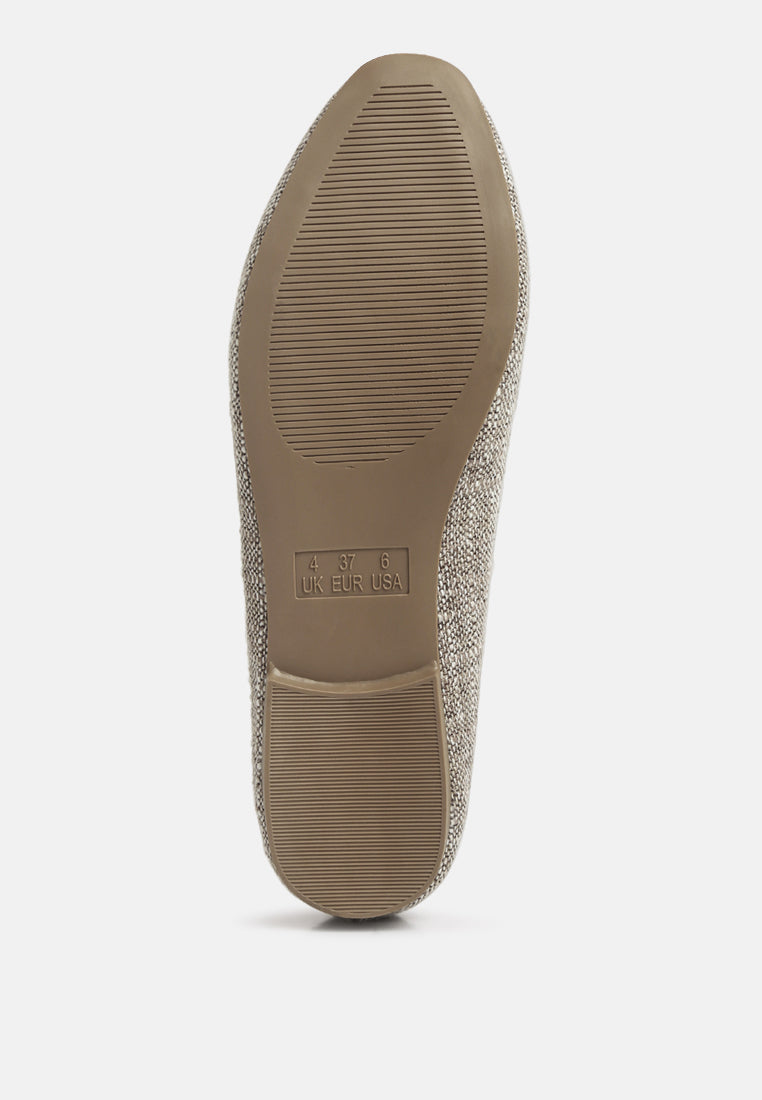 mocasines abeera con adornos de cadena#color_brown