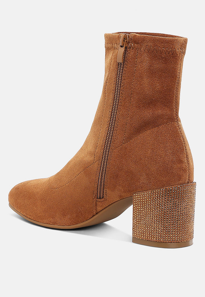 botas de tacón en bloque con adornos de diamantes de imitación chena#color_tan