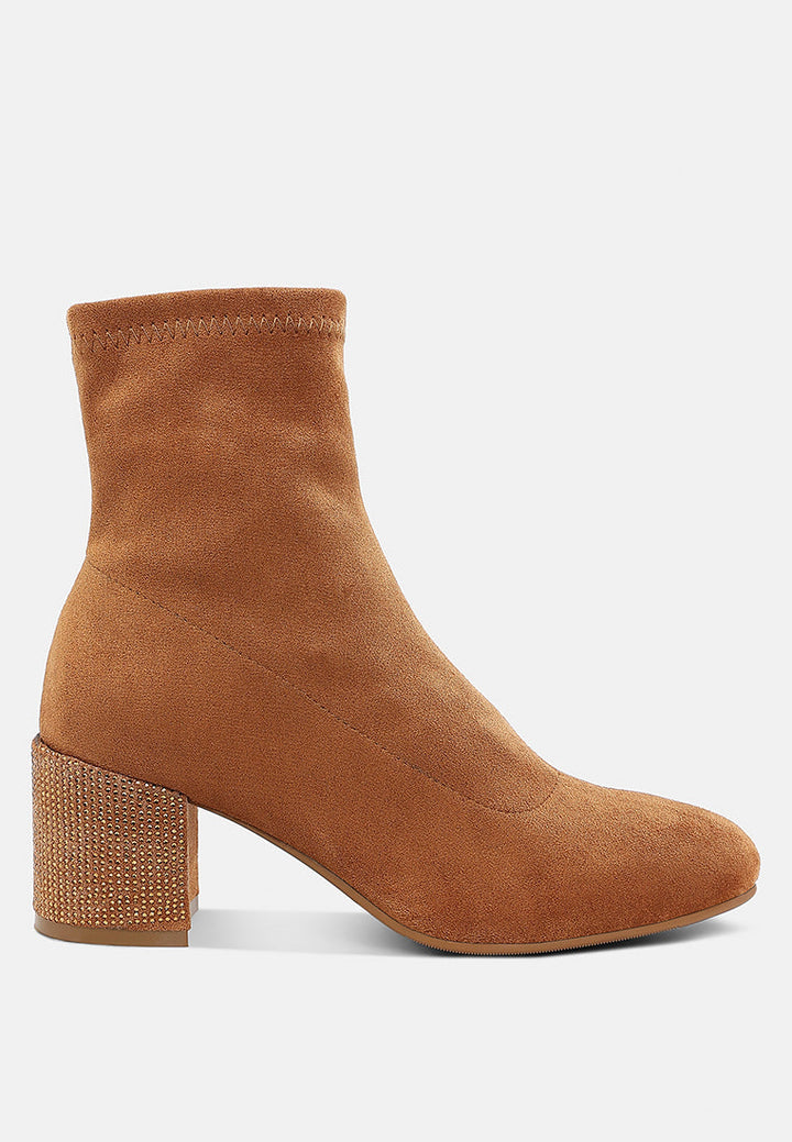 botas de tacón en bloque con adornos de diamantes de imitación chena#color_tan