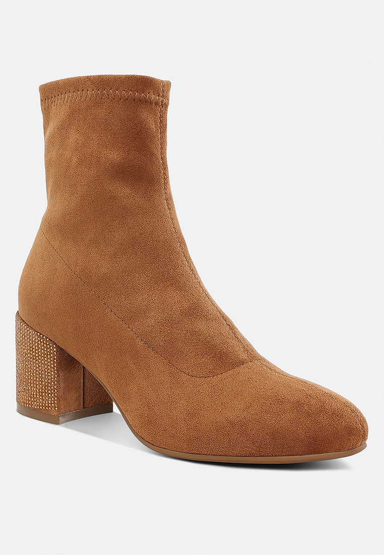 botas de tacón en bloque con adornos de diamantes de imitación chena#color_tan