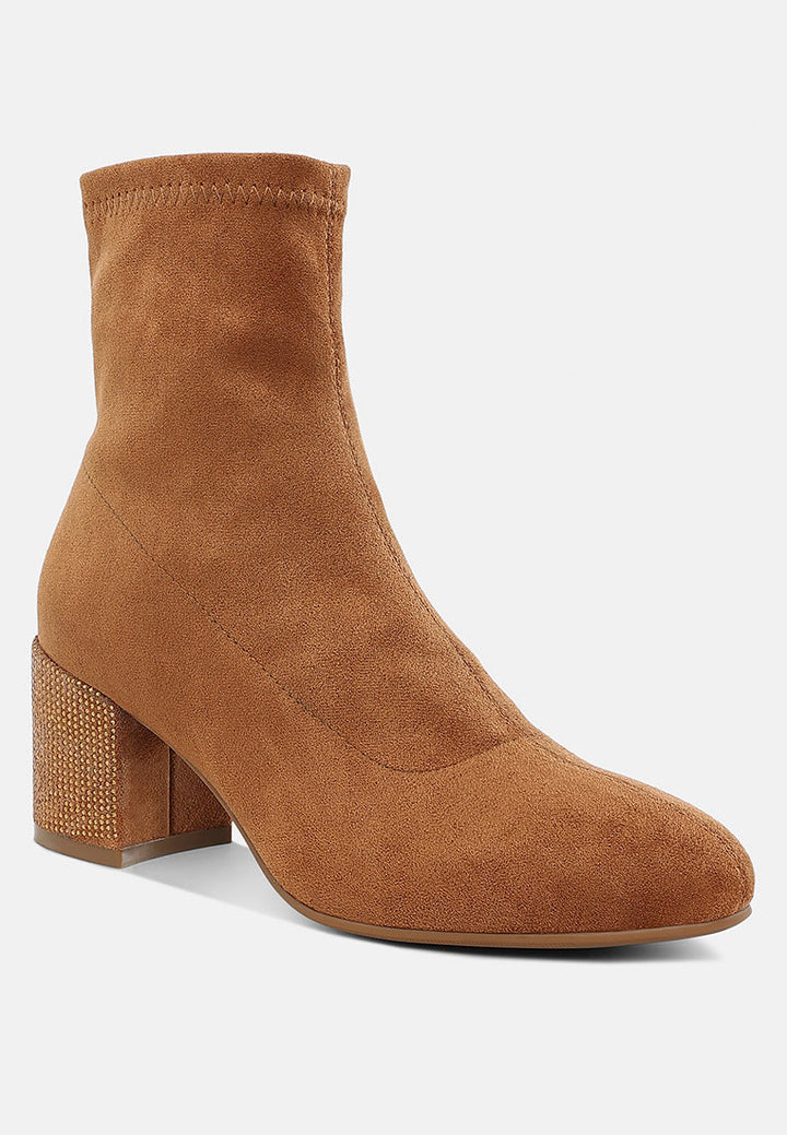 botas de tacón en bloque con adornos de diamantes de imitación chena#color_tan