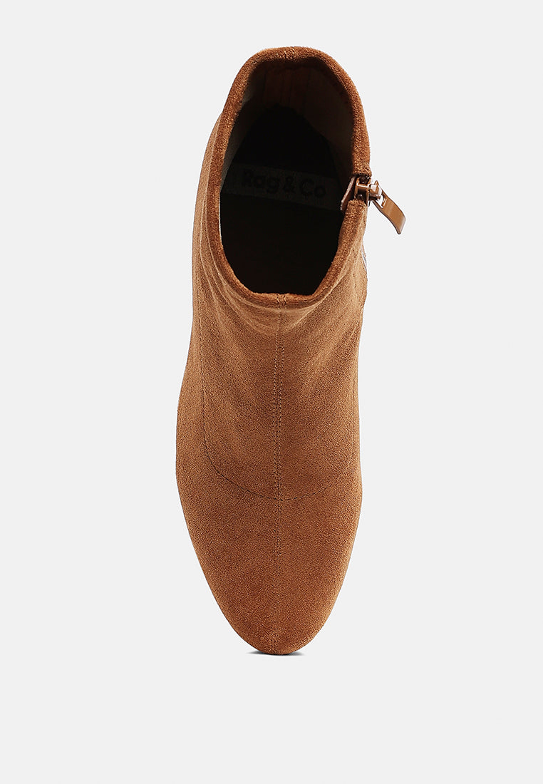 botas de tacón en bloque con adornos de diamantes de imitación chena#color_tan