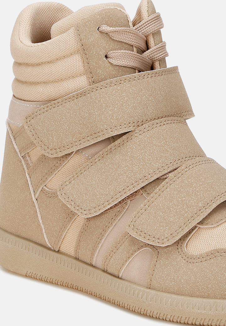 Zapatillas altas con triple correa y cuña acogedoras#color_taupe
