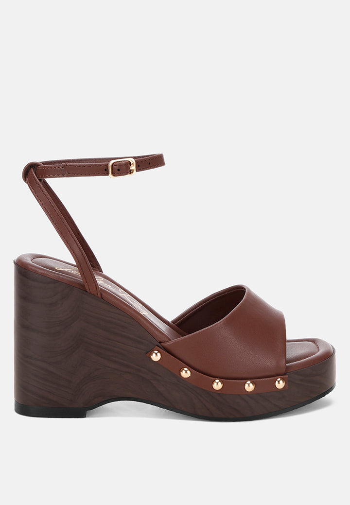 colada ankle strap studded wedges#color_brown-smooth