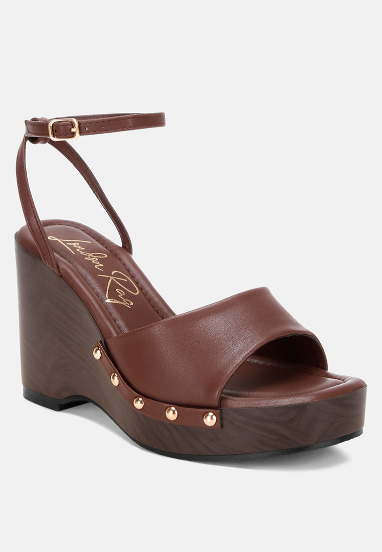 colada ankle strap studded wedges#color_brown-smooth
