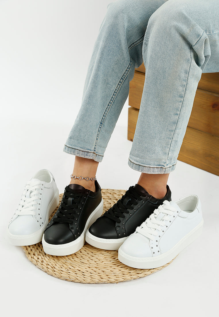 zapatillas gruesas con adornos y tachuelas strider#color_white