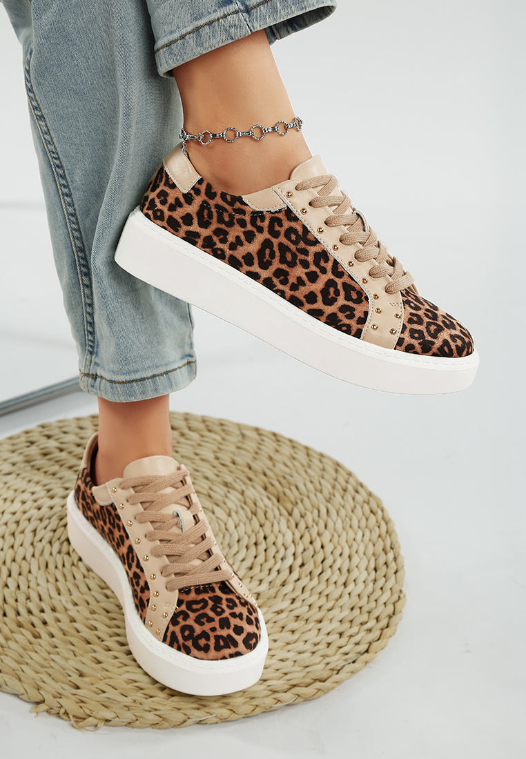 zapatillas gruesas con estampado de leopardo y tachuelas flippin#color_beige