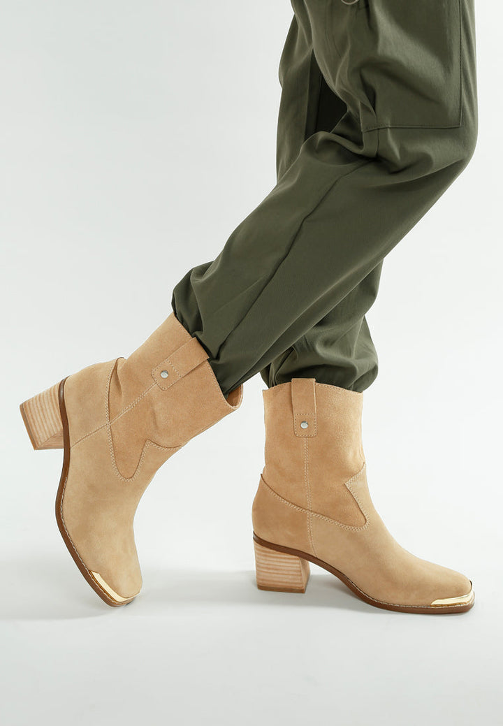 botines con punta cuadrada de gamuza emberly#color_beige