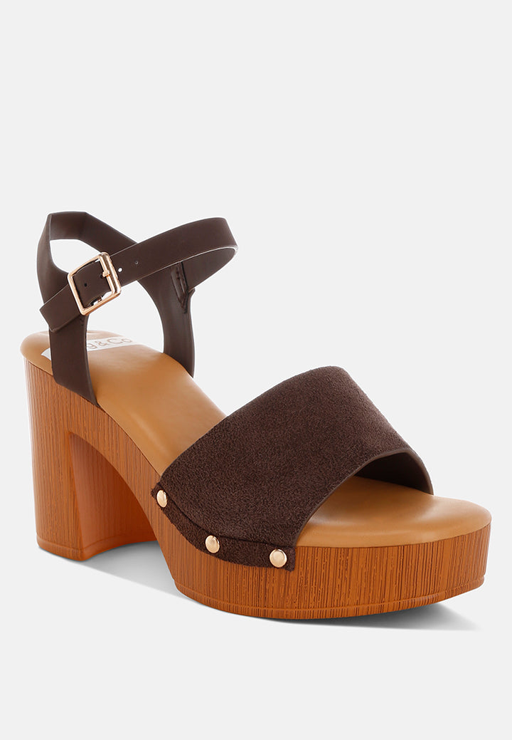 sandalias daniela de gamuza con bloque alto#color_marrón