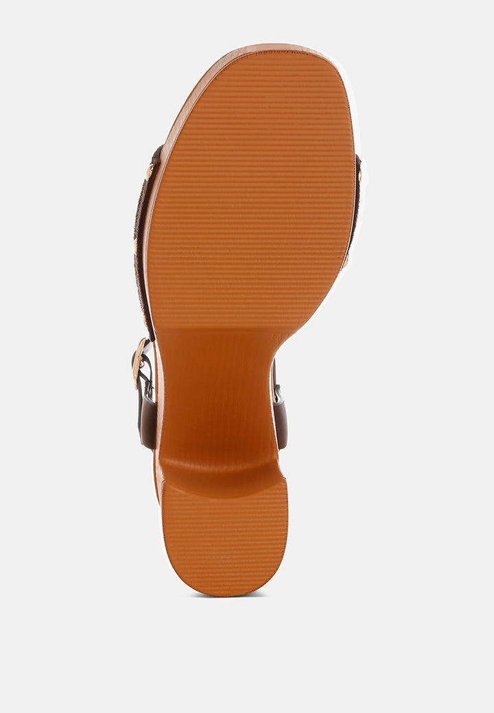 sandalias daniela de gamuza con bloque alto#color_marrón