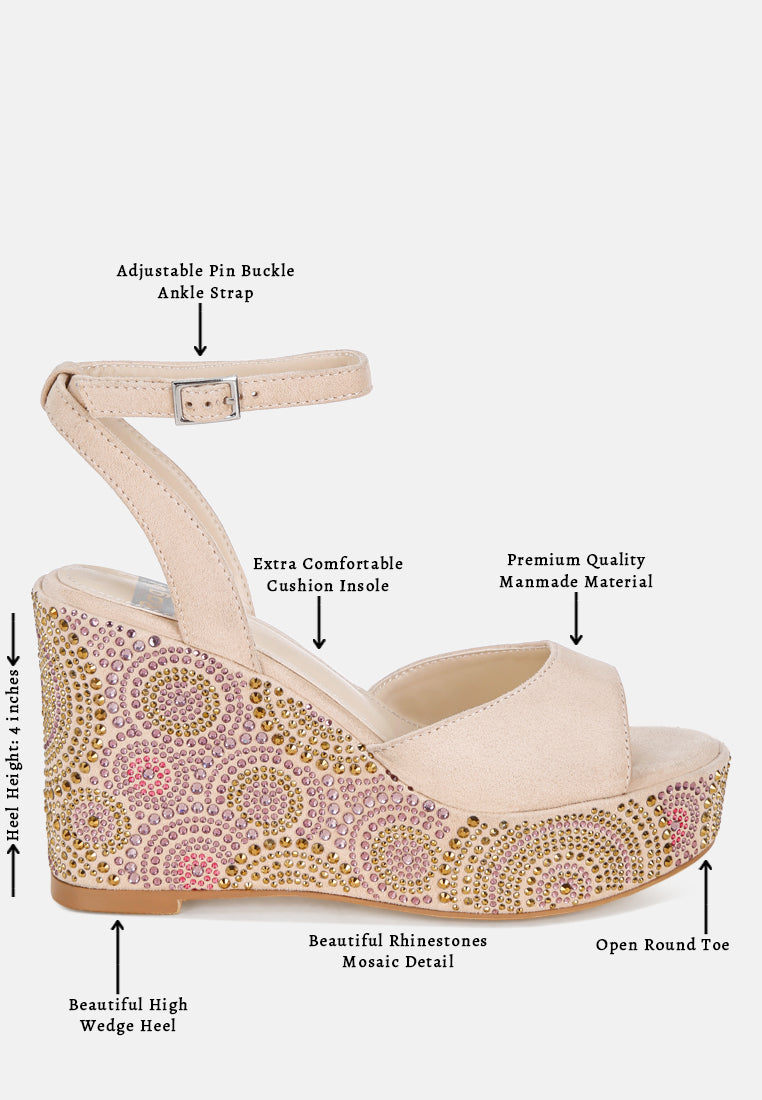 Tacones de cuña adornados con patrón geométrico#color_beige