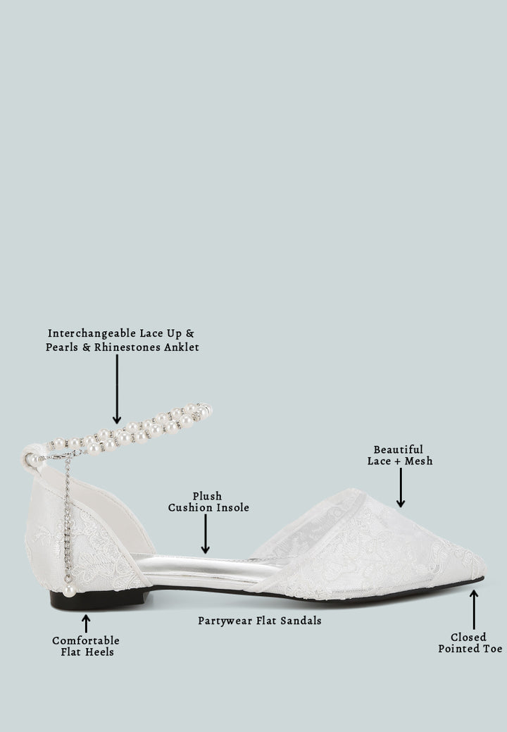 sandalias planas con tira de perlas y strass de shrami#color_white