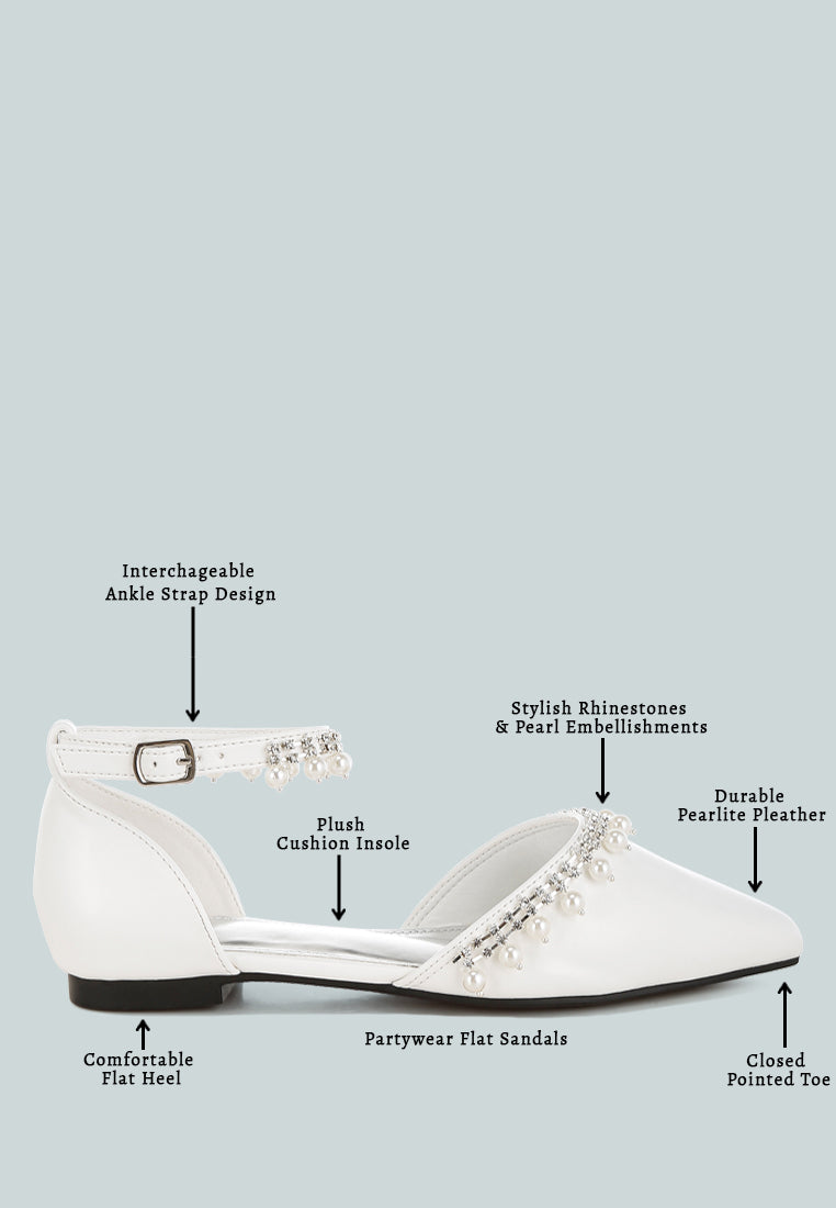 Sandalias planas con correa en el tobillo con perlas y diamantes de imitación aouva#color_white