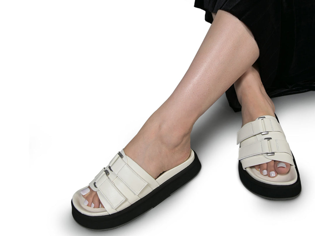 Sandalia sin cordones con plataforma plana y hebilla aniston#color_White