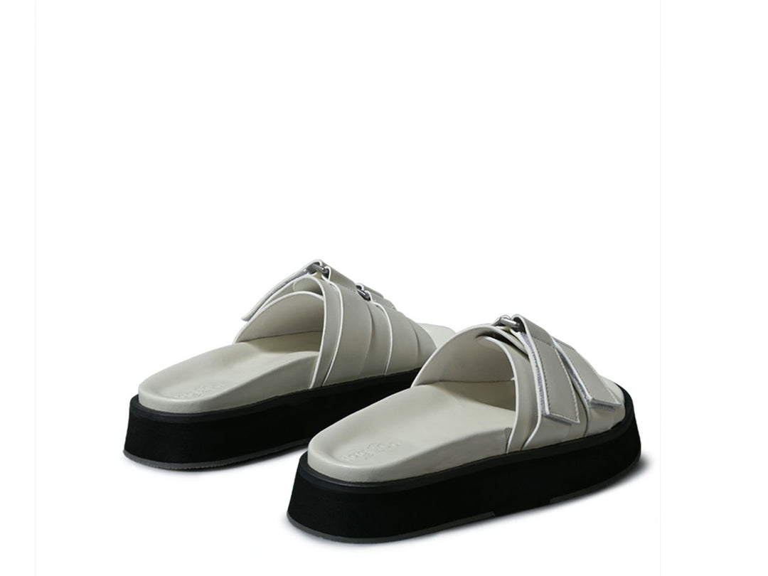 Sandalia sin cordones con plataforma plana y hebilla aniston#color_White