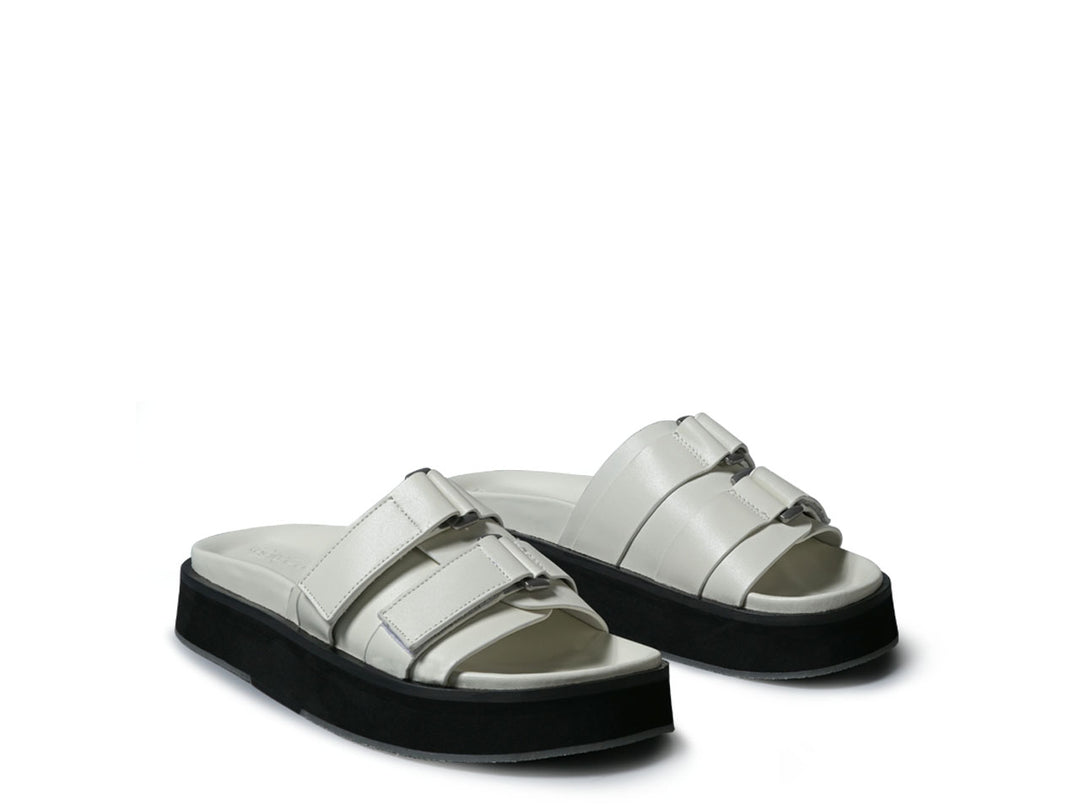 Sandalia sin cordones con plataforma plana y hebilla aniston#color_White