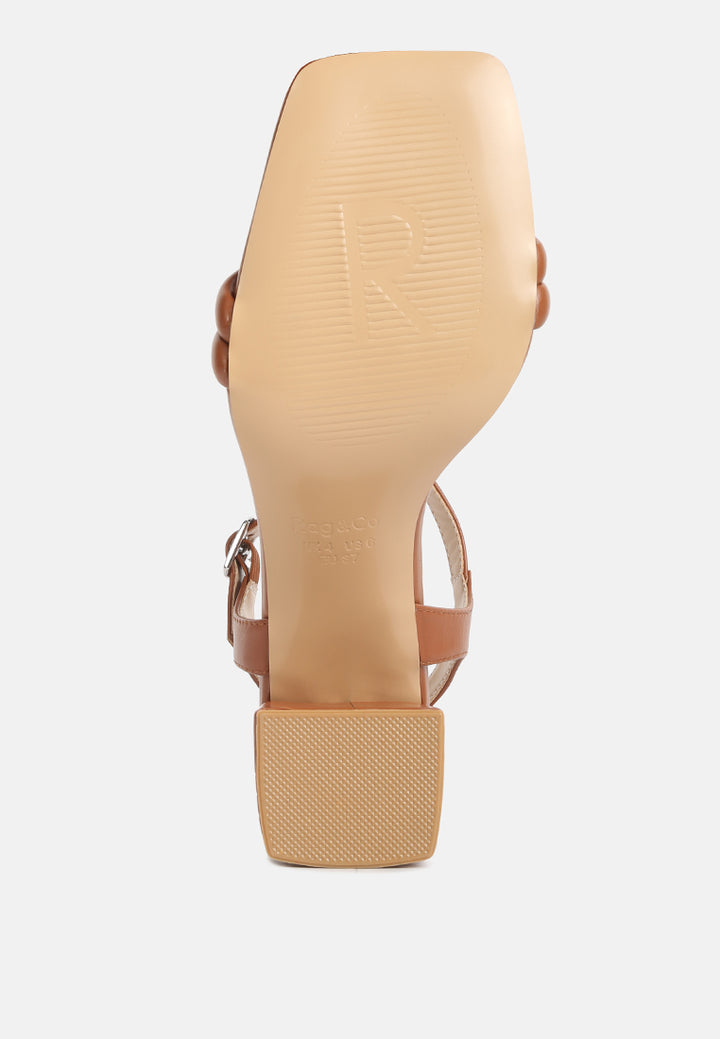 sandalias con tacón en bloque y correa en el tobillo edyta#color_tan