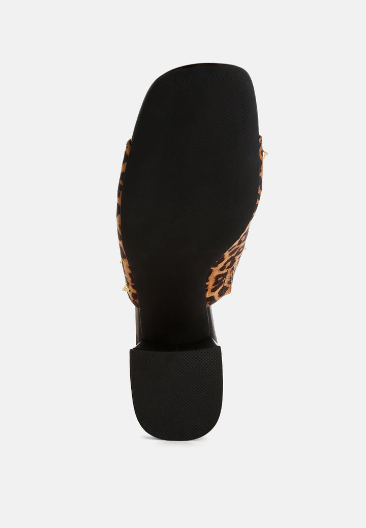 Zapatillas sin cordones con tachuelas y estampado de leopardo Edama#color_leopard