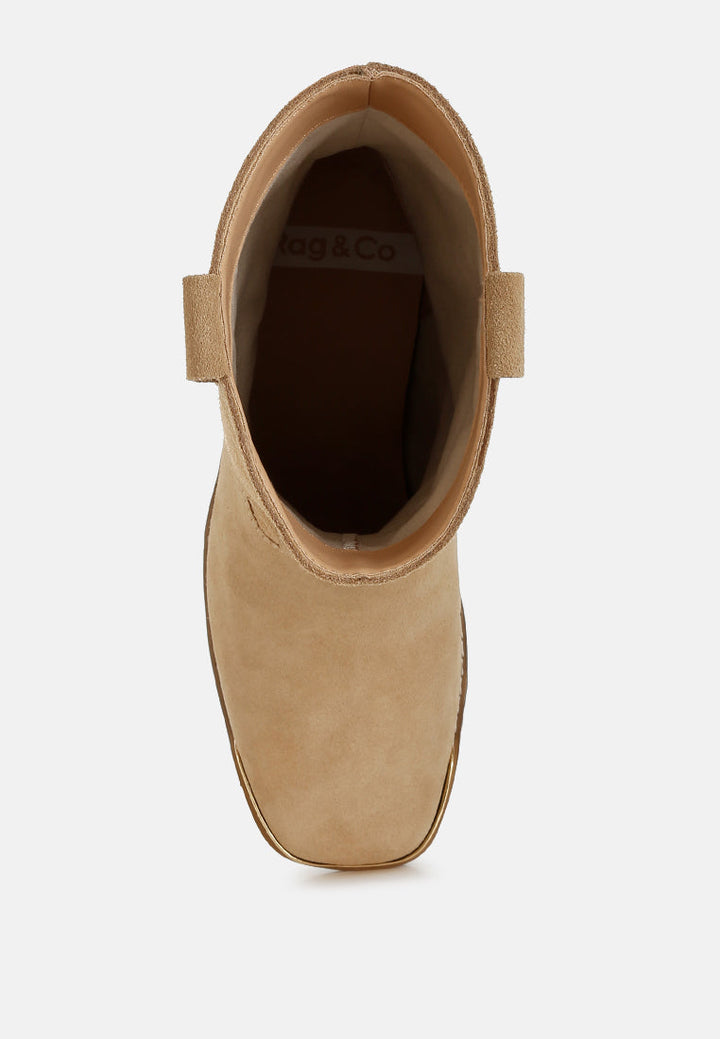botines con punta cuadrada de gamuza emberly#color_beige