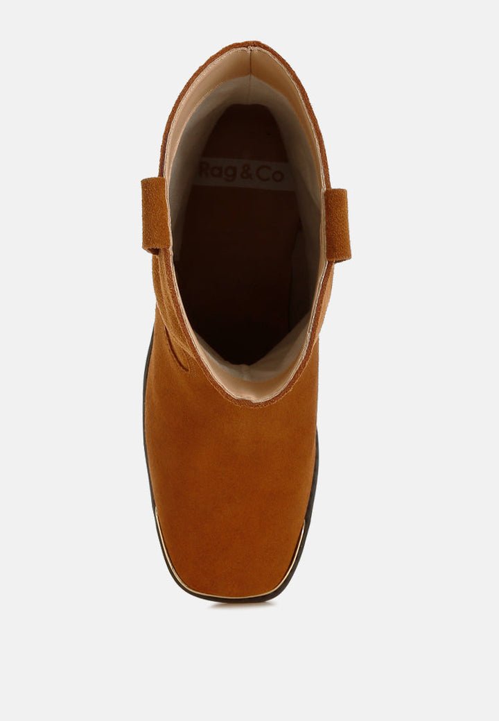 botines con punta cuadrada de gamuza emberly#color_tan